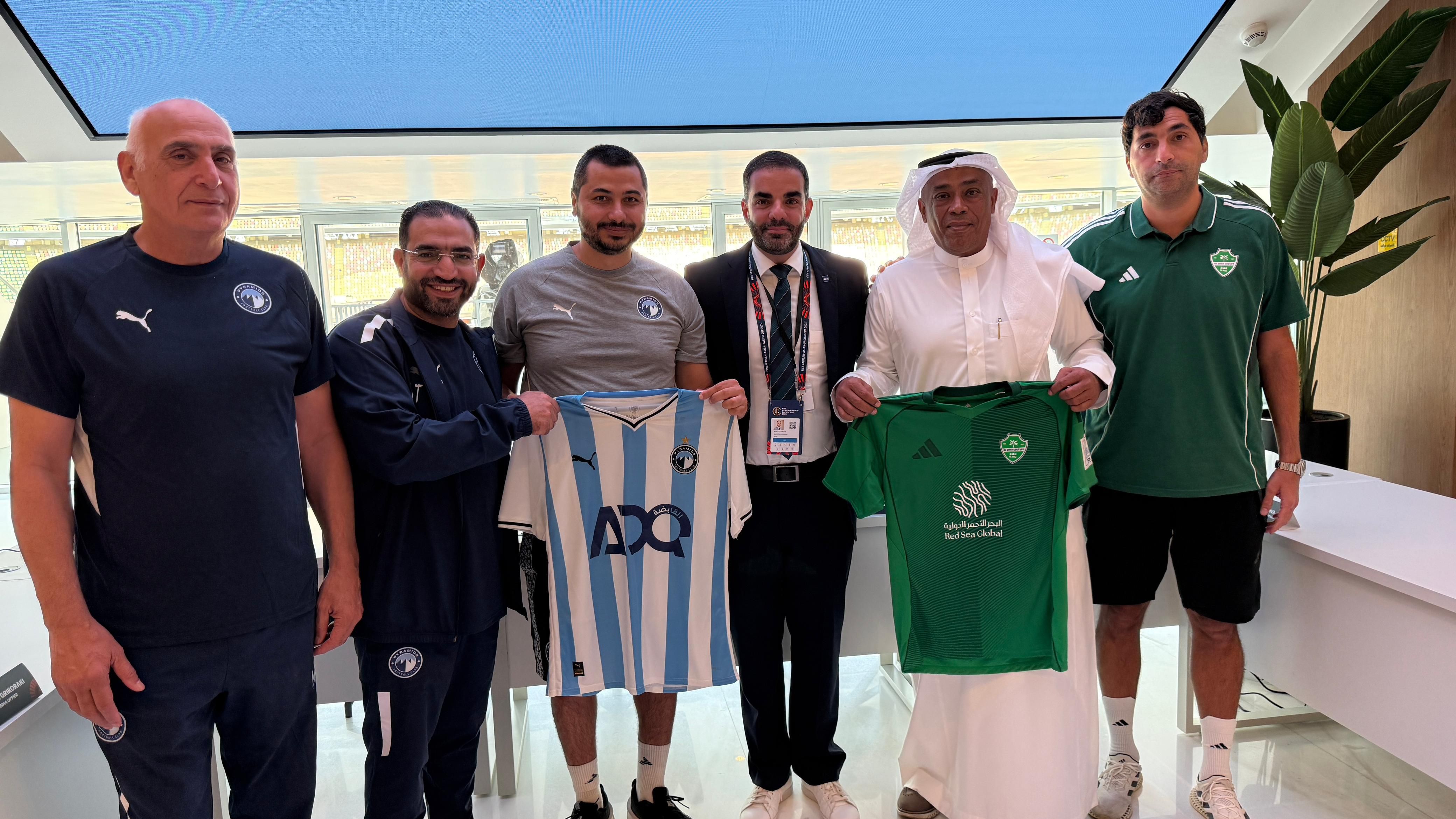 تبادل القمصان بين بيراميدز والاهلي السعودى تبادل القمصان بين بيراميدز والاهلي السعودى