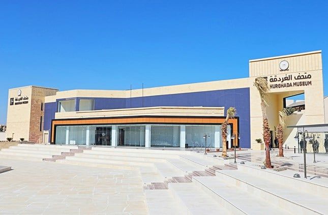 المتحف من الخارج (2)