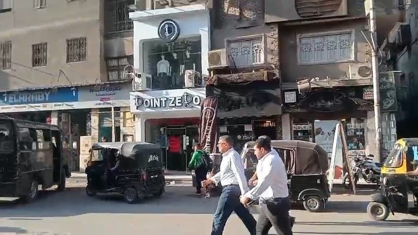 محافظ الجيزة خلال الجولة