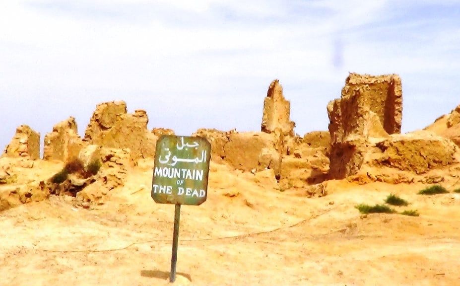 جبل الموتى يضم مقابر فرعونية - واحة سيوة