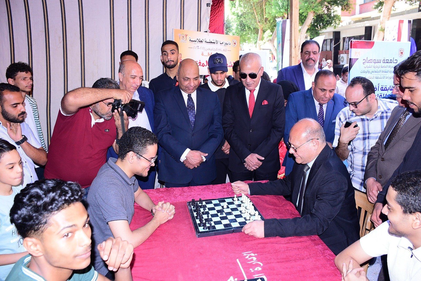 رئيس الجامعة يشارك فى لعبة الشطرنج