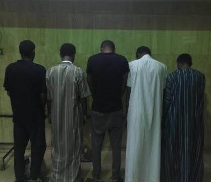 ضبط تشكيل عصابي من 15 شخصاً ارتكب 85 جريمة سرقة وسلب بالرياض