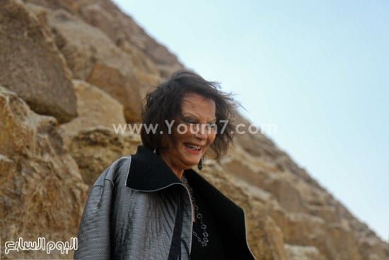 كلوديا كاردينالى بجوار الأهرامات