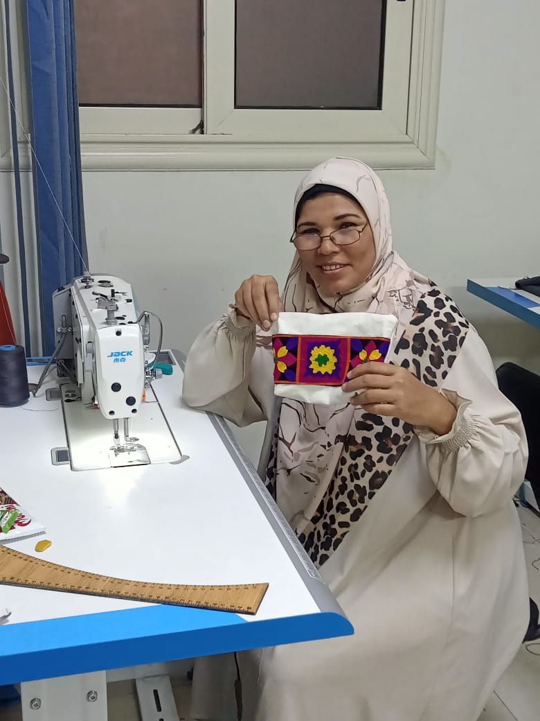 برامج تدريبية لتمكين الناجيات في مجال الخياطة (3)
