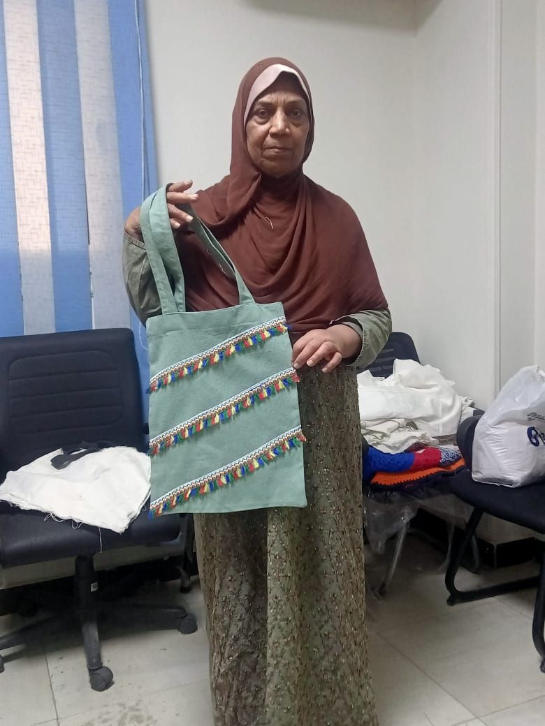 برامج تدريبية لتمكين الناجيات في مجال الخياطة (4)