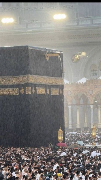 الكعبة تتزين بالأمطار