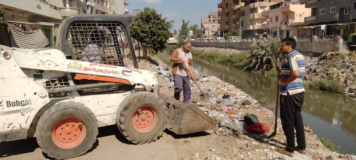 رفع المخلفات من جانبي الترع