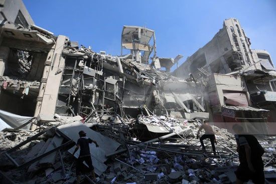 تدمير مبنى بنك فلسطين فى مدينة غزة