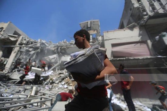 شخص يحمل أوراق من بنك فلسطين