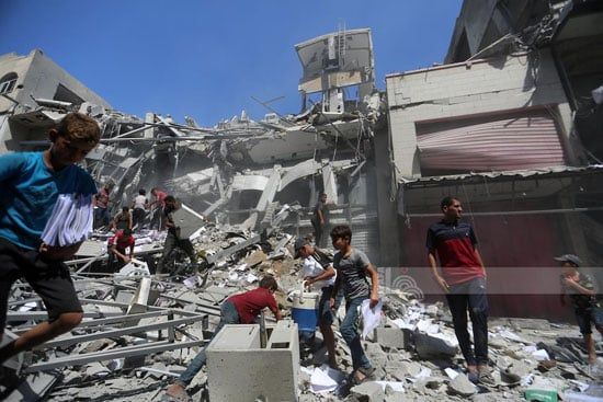 غارات عنيفة على مبنى بنك فلسطين