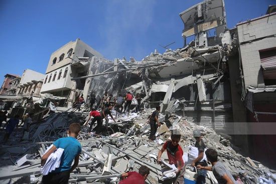 الأهالى يتفقدون مبنى بنك فلسطين