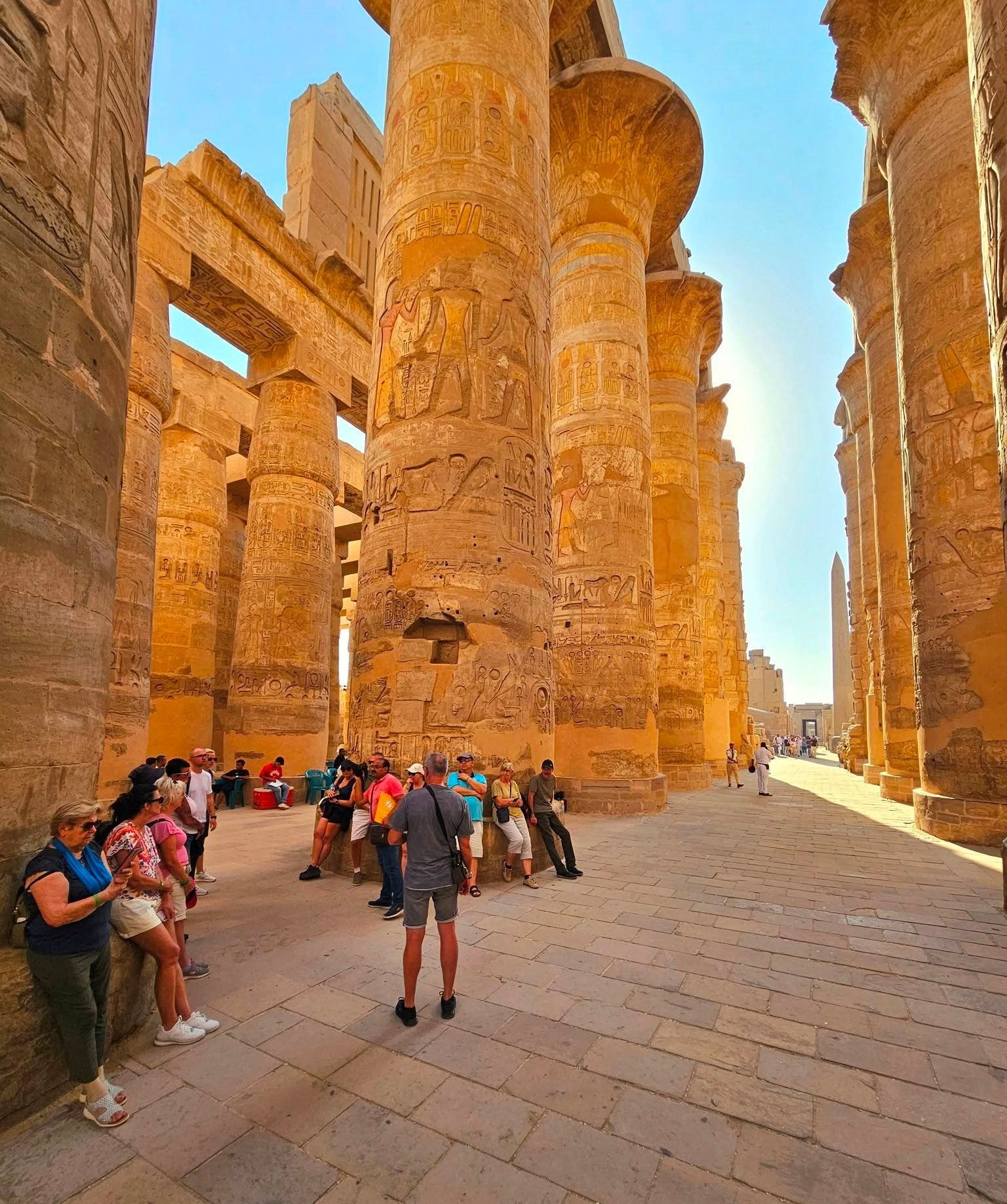 السياح من حول العالم يستمتعون بزيارة المعابد الفرعونية بالأقصر
