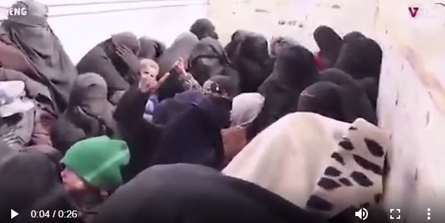 فيديو.. معركة مستعرة بين داعشيات في حافلة