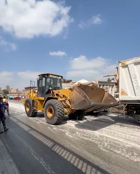 لودر يسحب السيارة