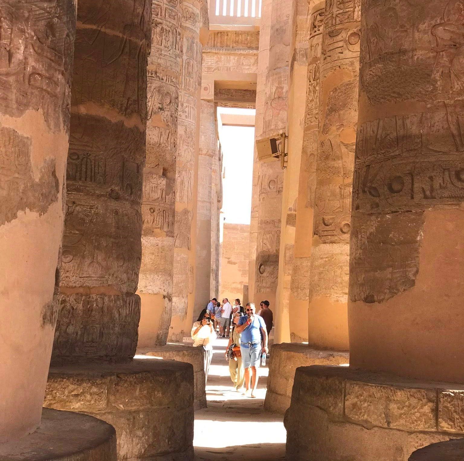 استمتاع السياح بين جدران صالة الأعمدة الكبرى