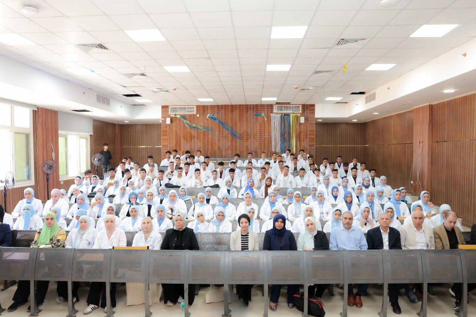 رئيس الجامعة يجتمع بطلاب كلية صيدلة ويقدم واجب العزاء في زميلتهم