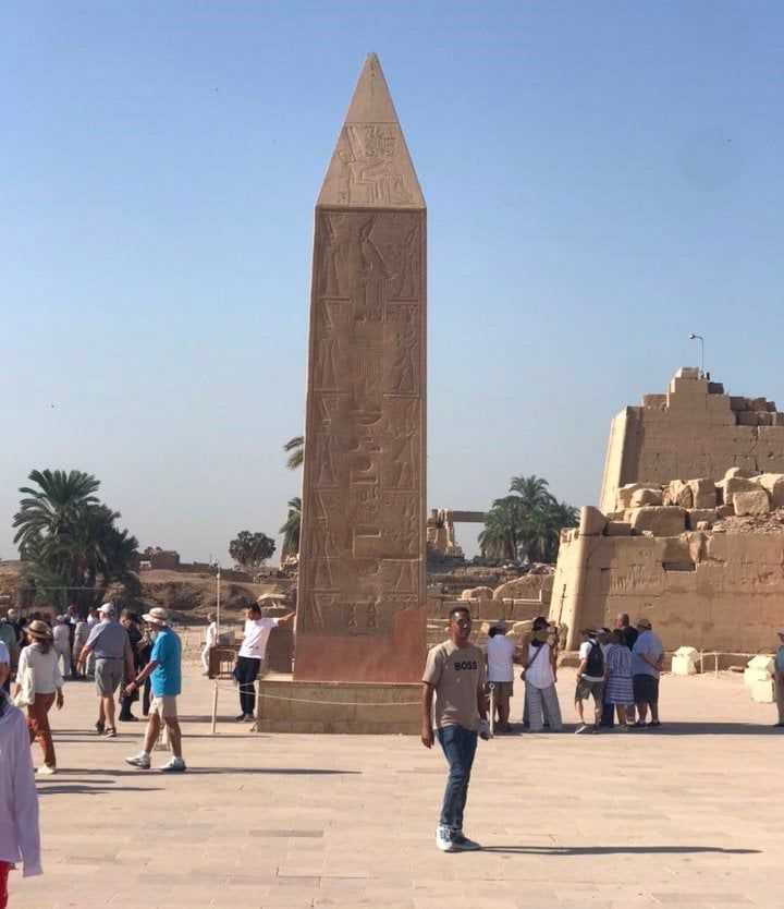 السياح يستمتعون بالمسلات الفرعونية فى المعابد
