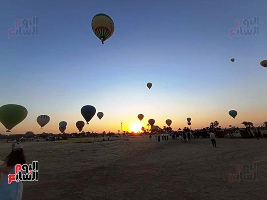 السياح-يتوافدون-للخروج-فى-رحلات-البالون-الطائر-بالأقصر