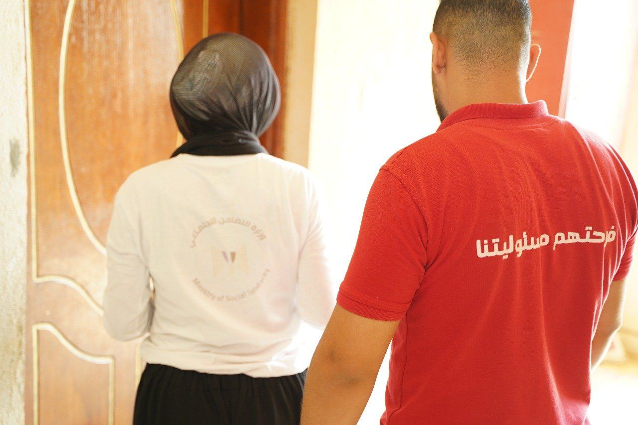 توزيع الملابس والشنط المدرسية على الأسر