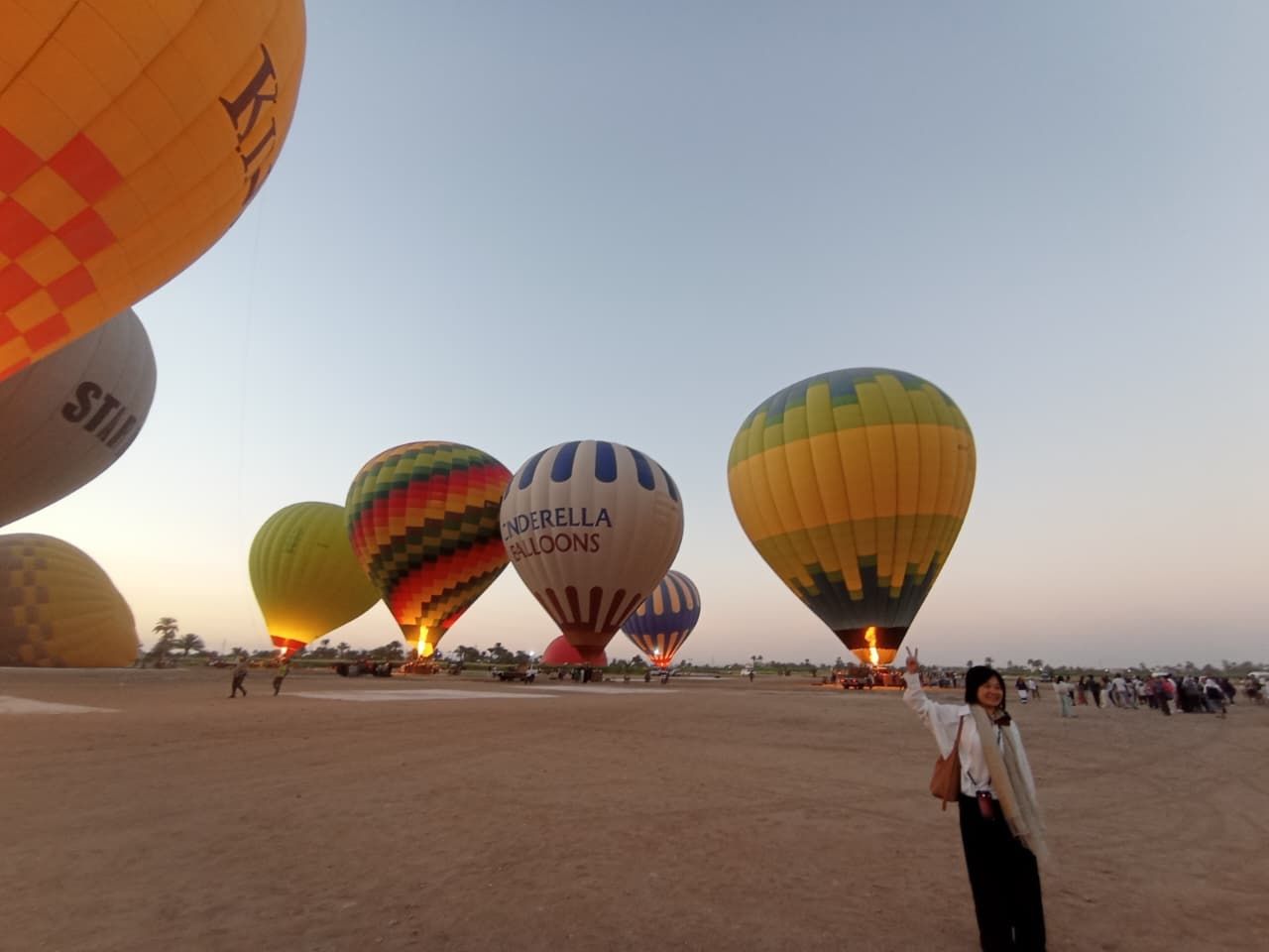 السياح وفرحة لحظات تحليق البالون الطائر بالأقصر