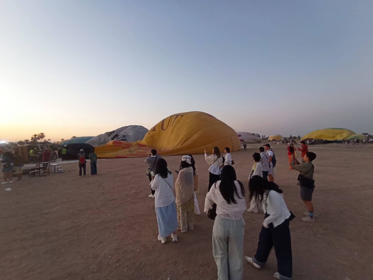 انتظار السائحين لتجهيز البالون الطائر للإقلاع بالسماء