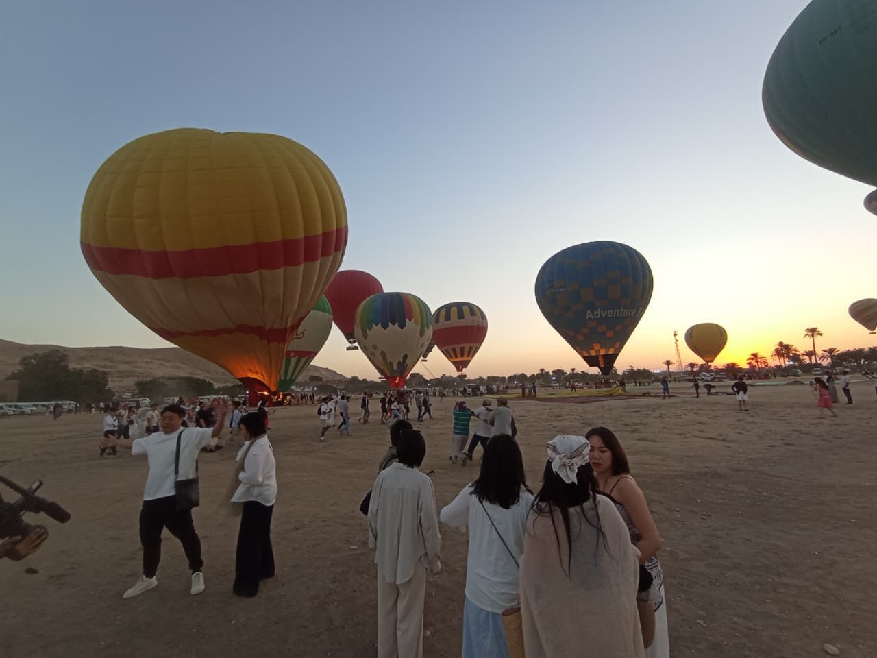 بهجة الأجانب خلال انتظار التحليق فى سماء غرب الأقصر