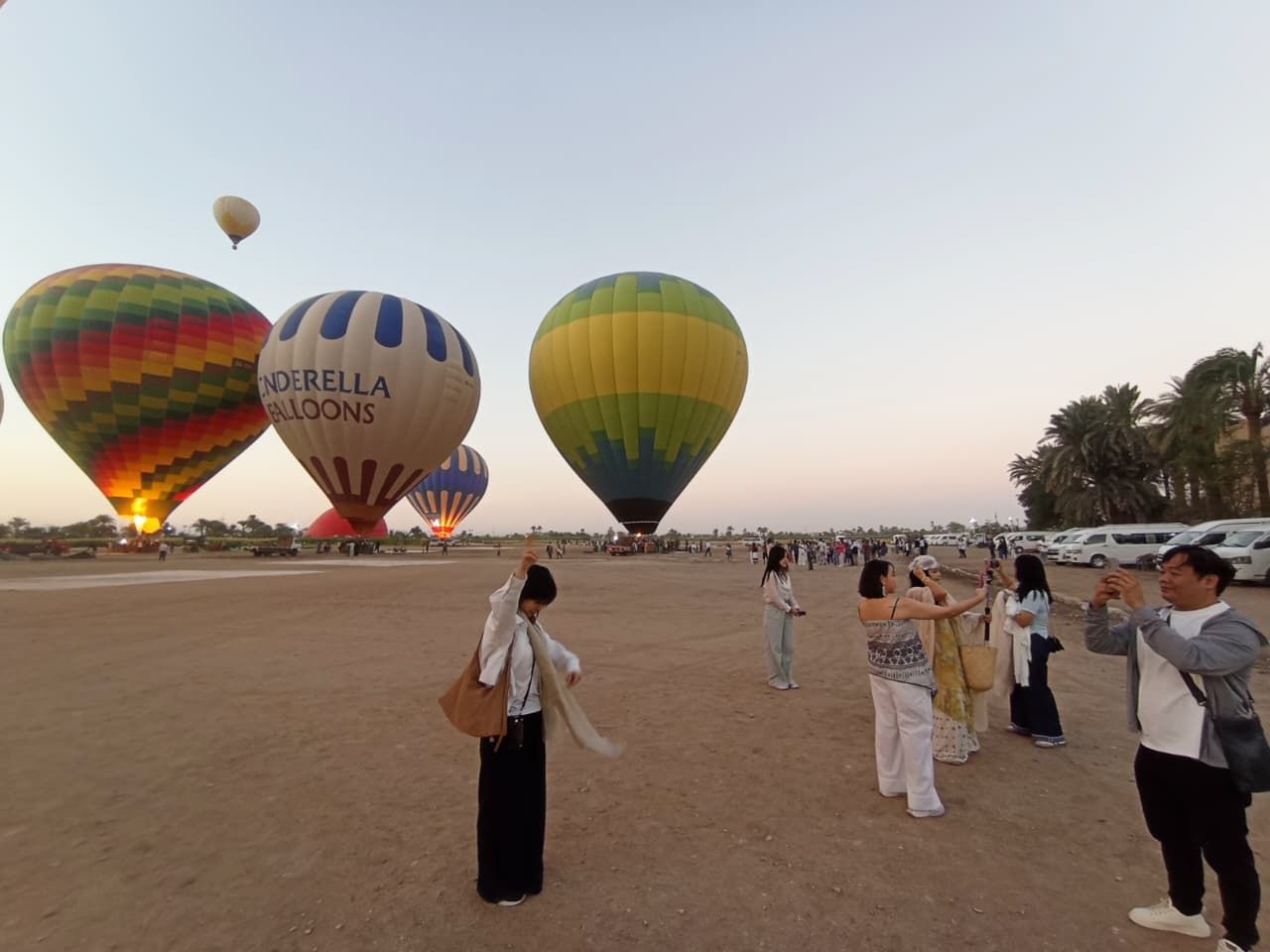 السياح وفرحة لحظات تحليق البالون الطائر