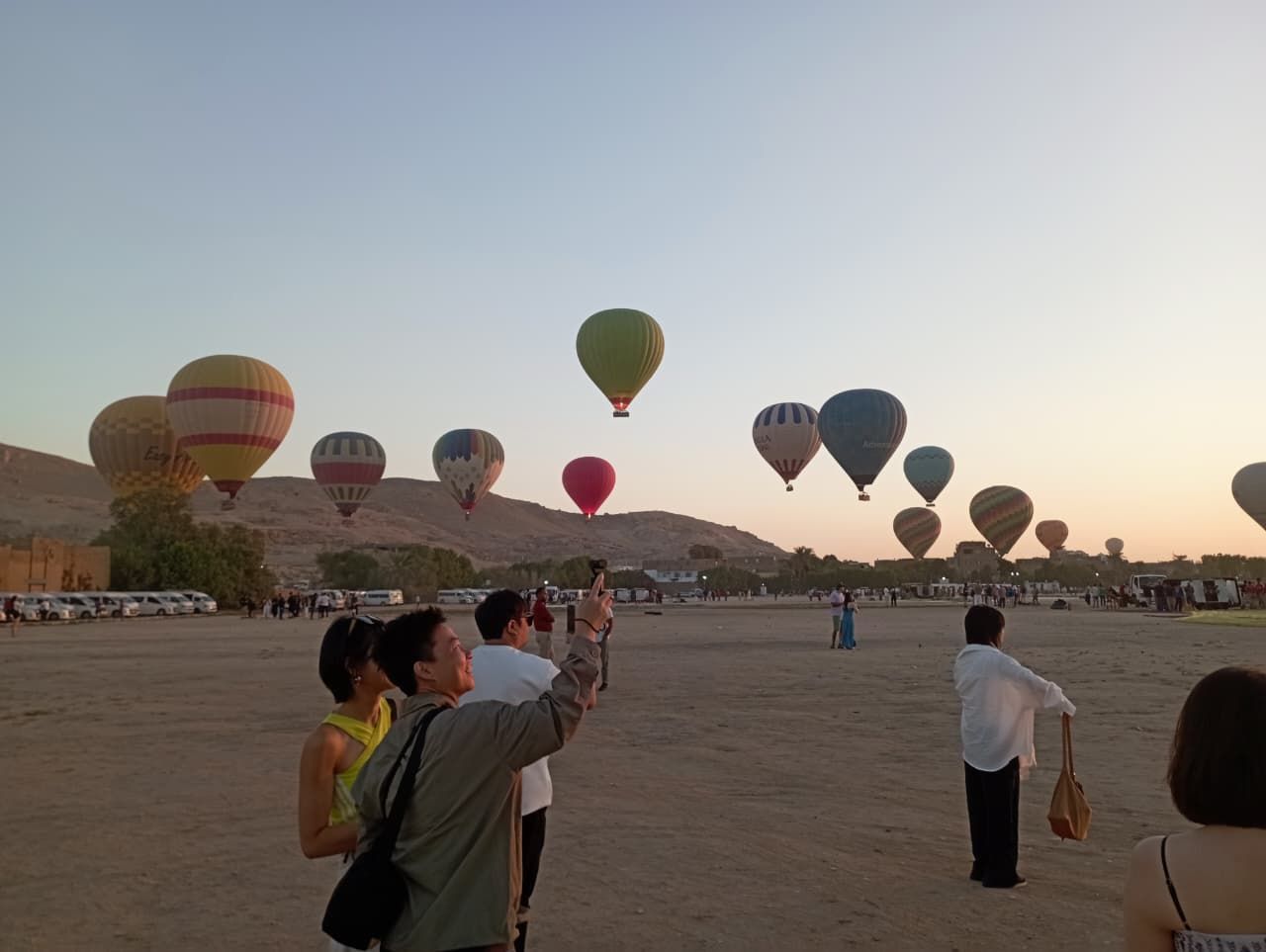 السياح يلتقطون صور تذكارية فى رحلات البالون