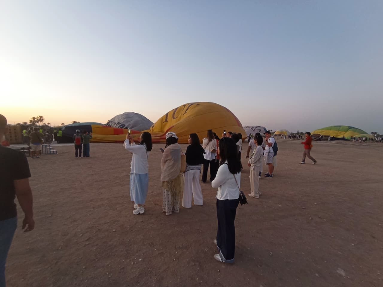 استمتاع السياح فى قلب مطار البالون قبل التحليق