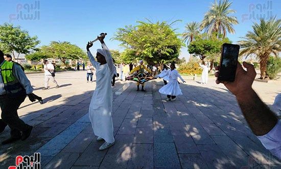 عروض-مميزة-أمام-السياح-فى-معابد-الكرنك