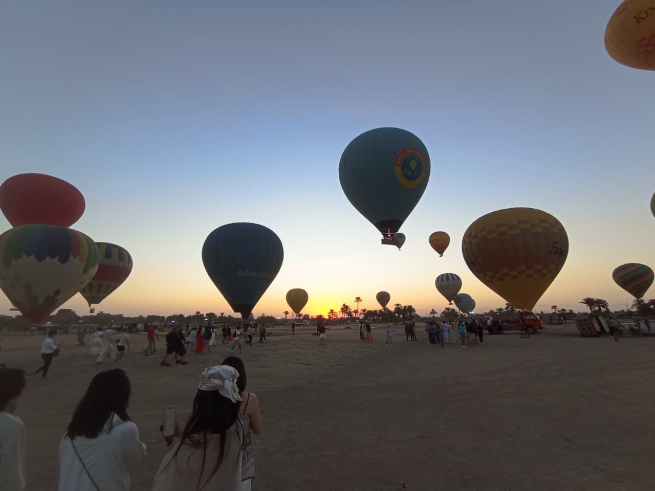 الأجانب يستمتعون فى أرض مطار البالون الطائر بالأقصر