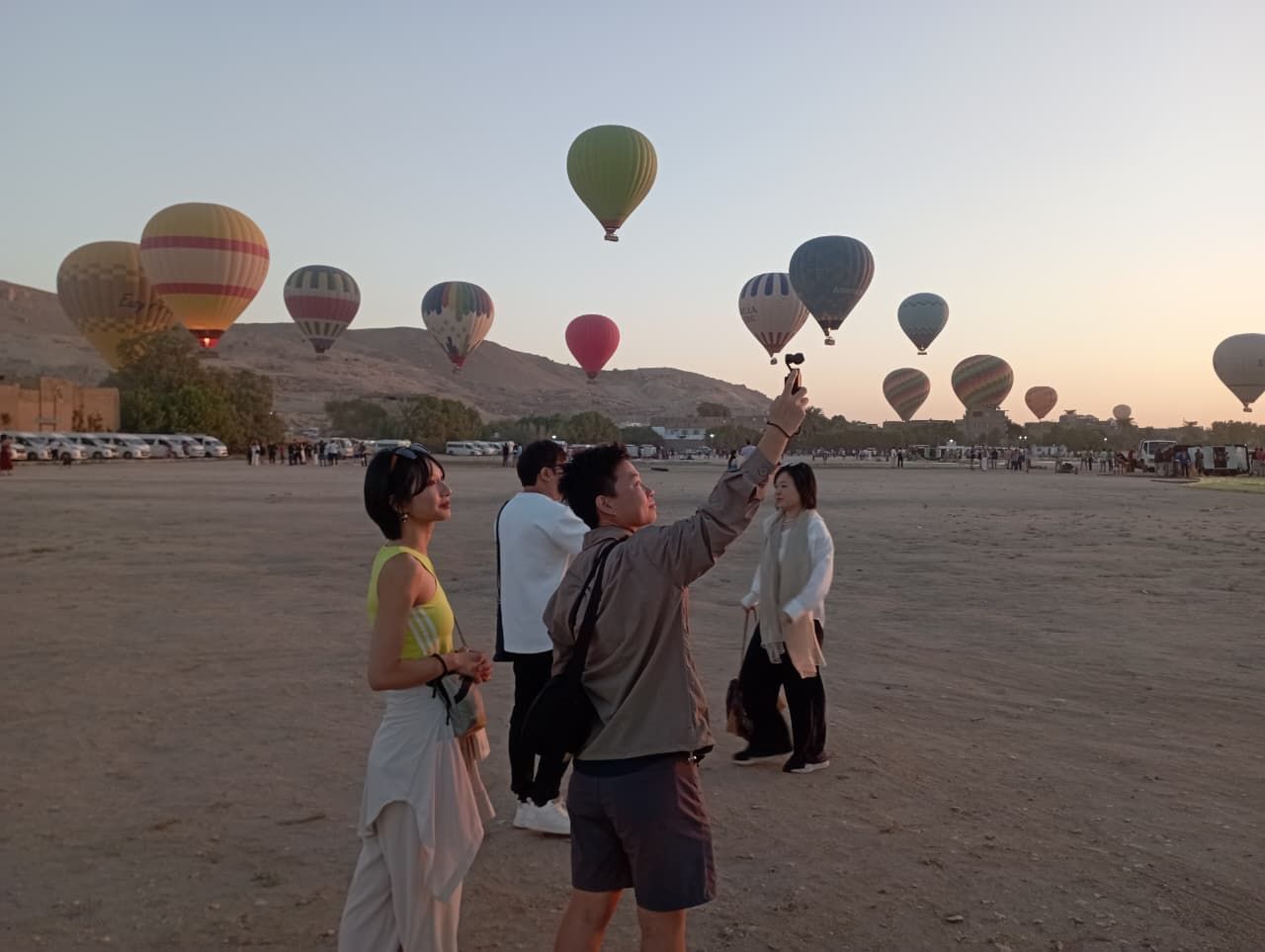 الأجانب يستمتعون فى أرض مطار البالون الطائر