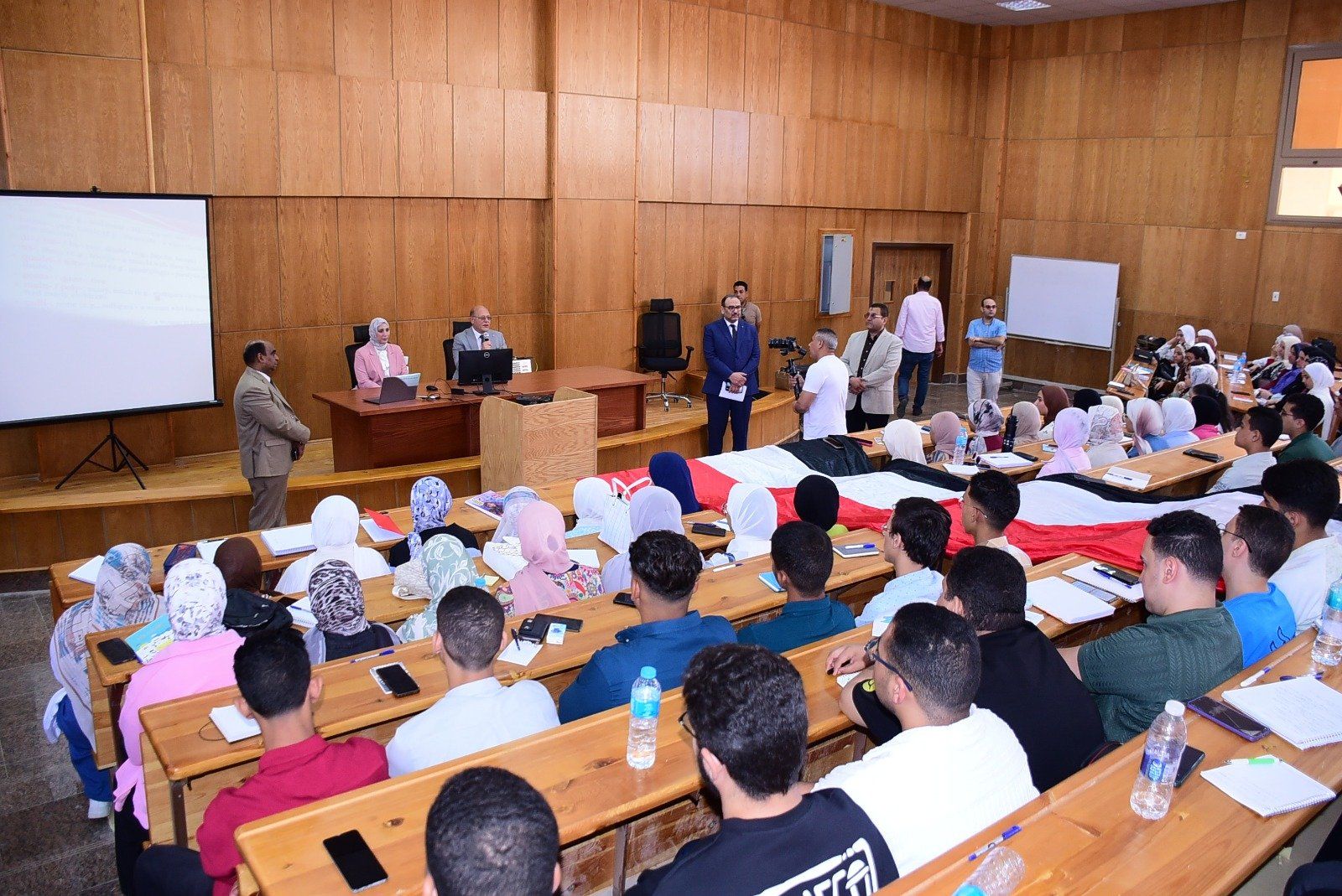 رئيس الجامعة متحدثا للطلاب