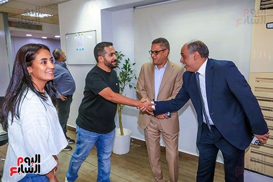 الدكتور أحمد محمود يصافح مصطفى جلال