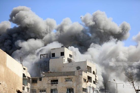 الغبار يتصاعد من شدة القصف