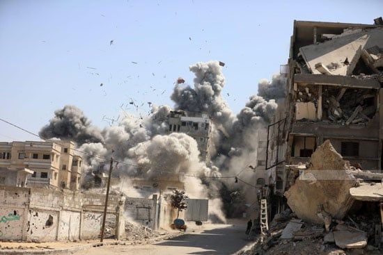 الدخان والغبار يتصاعد نتجية القصف