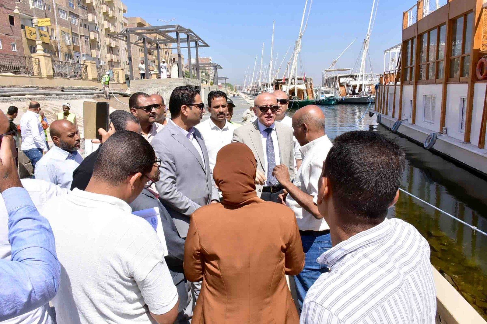 جولة بمشروعات تطوير الكورنيش وطريق الخور بإسنا