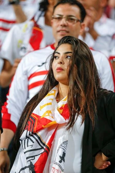 عاشقة تتابع الزمالك في مباراة السوبر