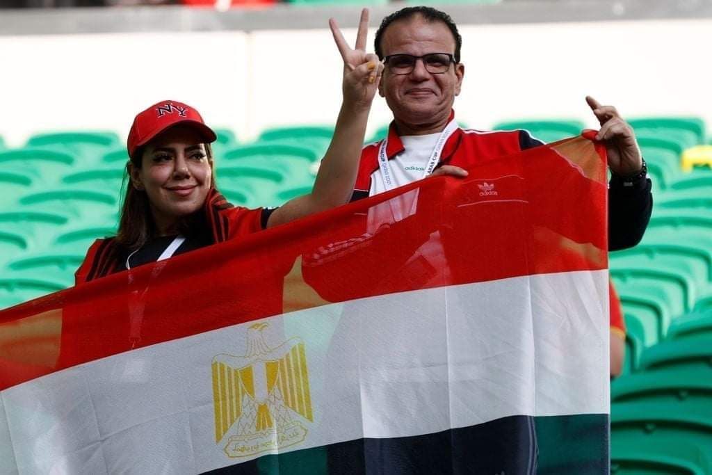 يرفعون علم مصر