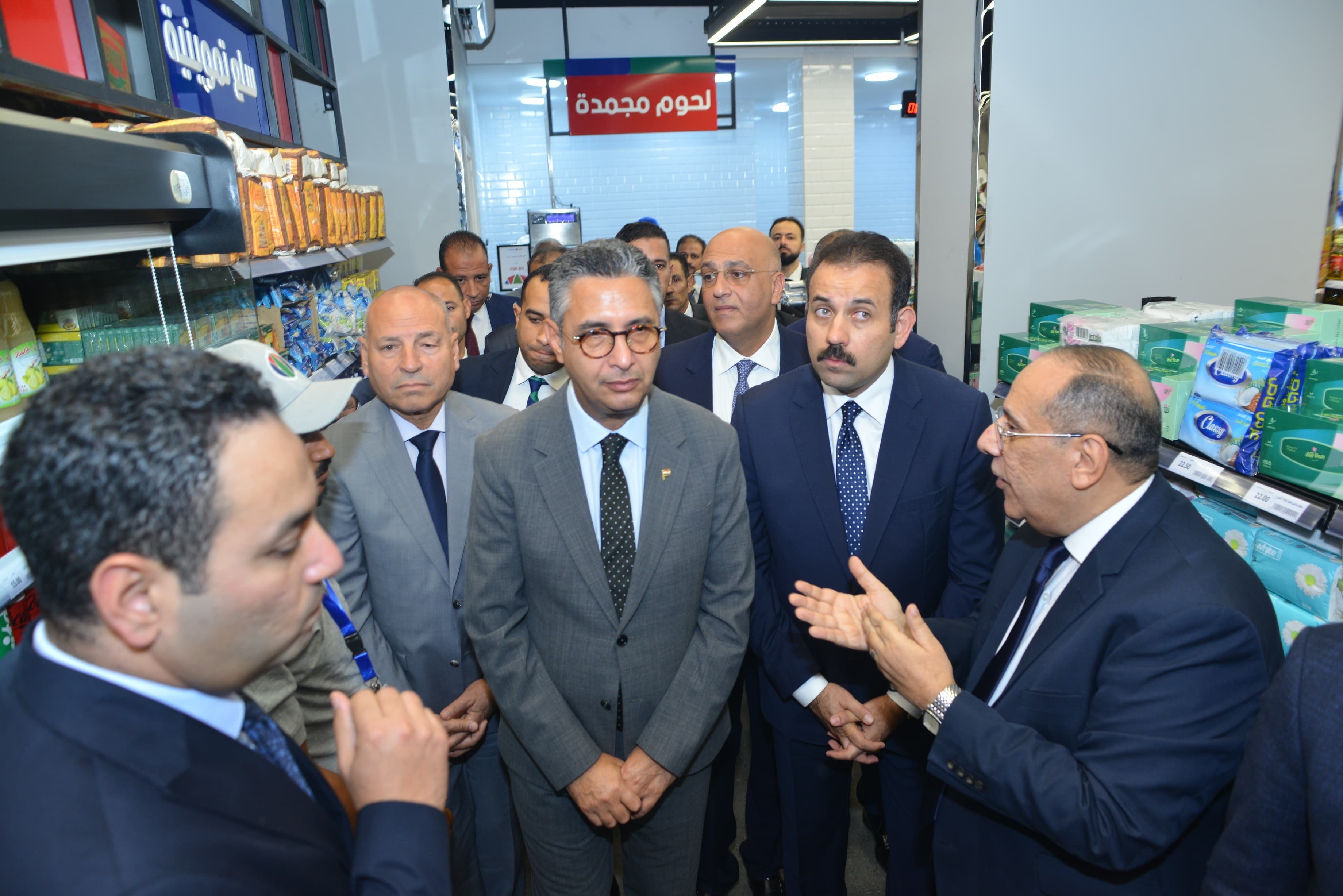وزير التموين يفتتح أول 3 منافذ سلعية ضمن أكبر سلسلة تجارية حكومية