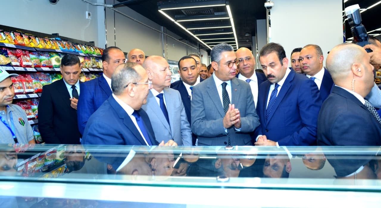وزير التموين يتفقد المنافذ سلعية