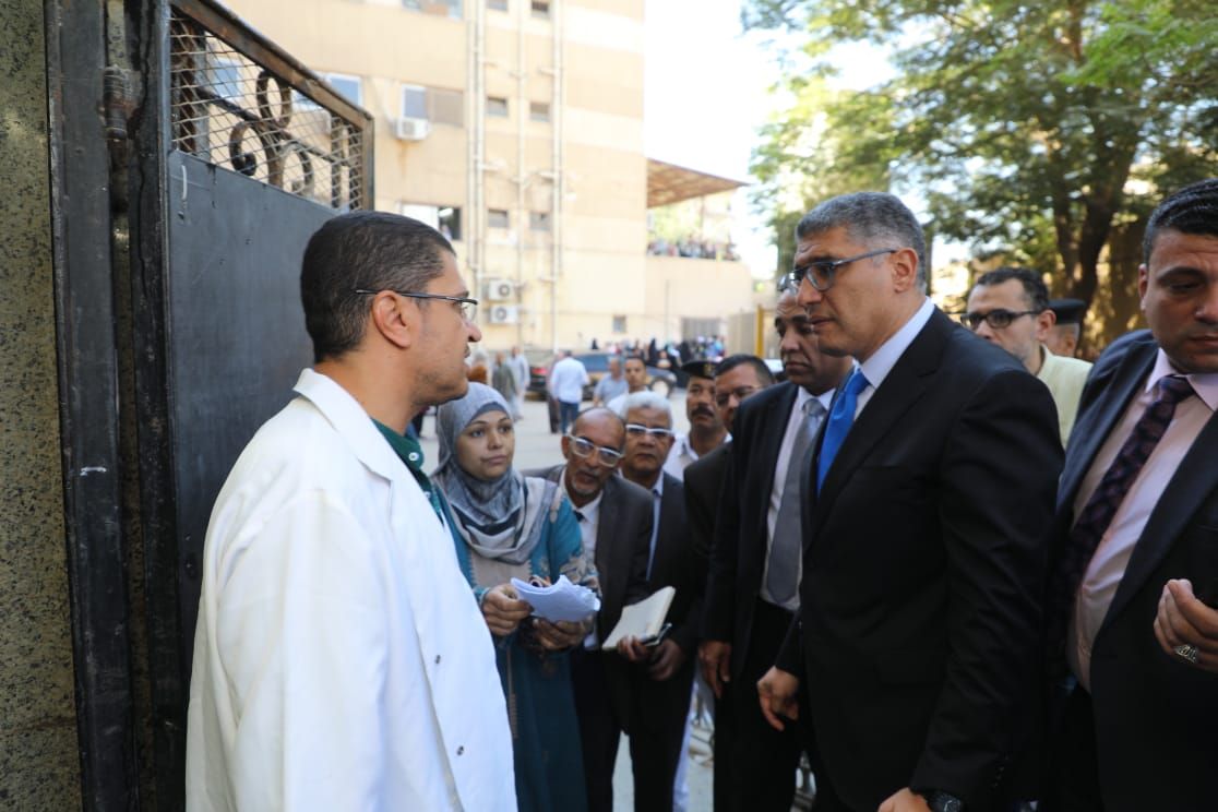 محافظ الجيزة يغير مسار جولته ويفاجئ مستشفى أبو النمرس المركزي (7)