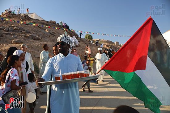توزيع-المشوربات-وعلم-فلسطين