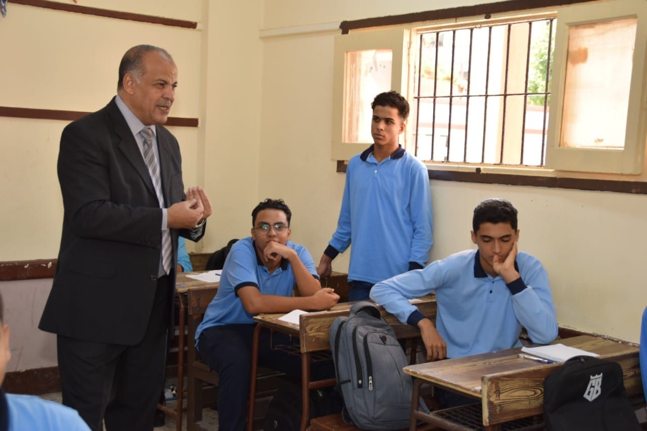 مدير التعليم يناقش الطلاب مدير التعليم يناقش الطلاب