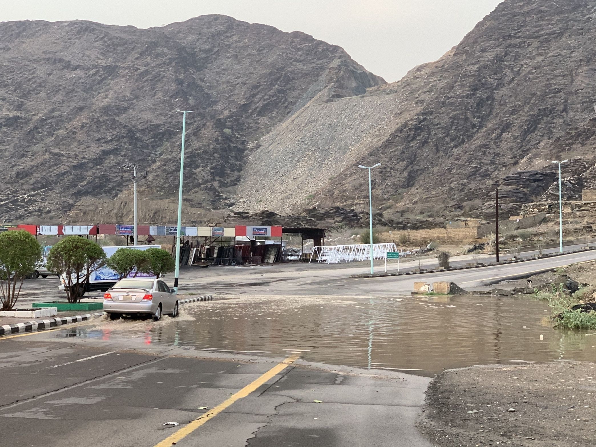 أمطار غزيرة وسيول على محايل والدفاع المدني يحذر الجميع