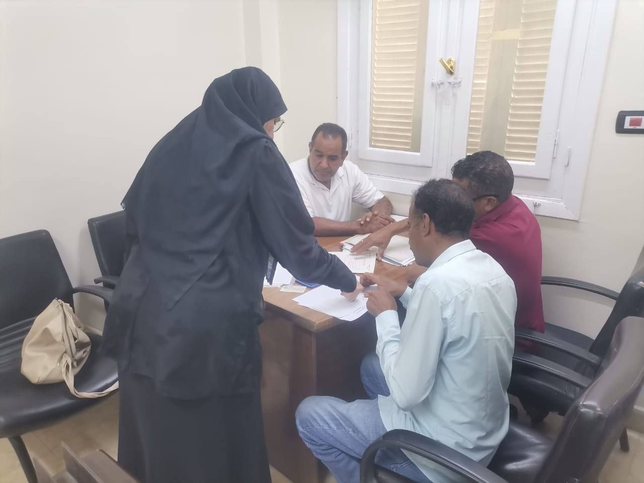 إنهاء عقود الملكية النهائية لوحدات الاسكان الشعبي بمنطقة رواج وحي الزهور إنهاء عقود الملكية النهائية لوحدات الاسكان الشعبي بمنطقة رواج وحي الزهور