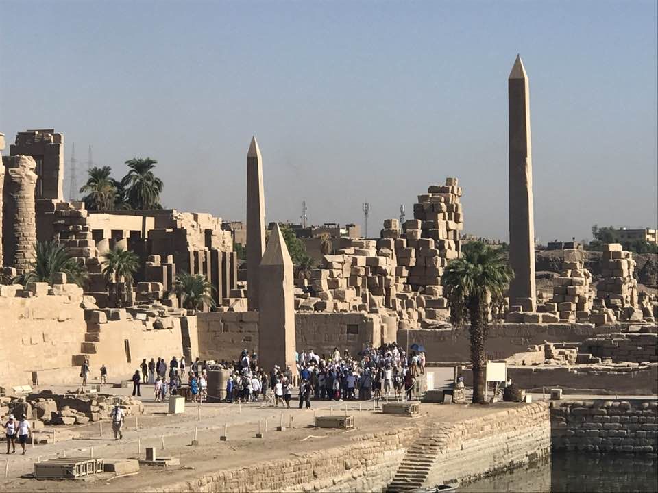 توافد السياح على منطقة البحيرة المقدسة والجعران الفرعونى توافد السياح على منطقة البحيرة المقدسة والجعران الفرعونى
