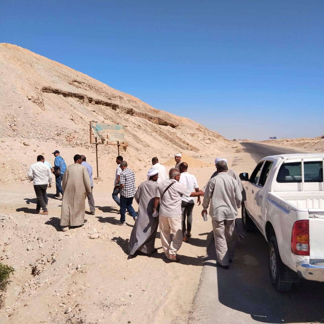 العمل فى إخضاع منطقة ظهير طيبة لجبانة طيبة لإدراجها بالمواقع الأثرية الرسمية العمل فى إخضاع منطقة ظهير طيبة لجبانة طيبة لإدراجها بالمواقع الأثرية الرسمية