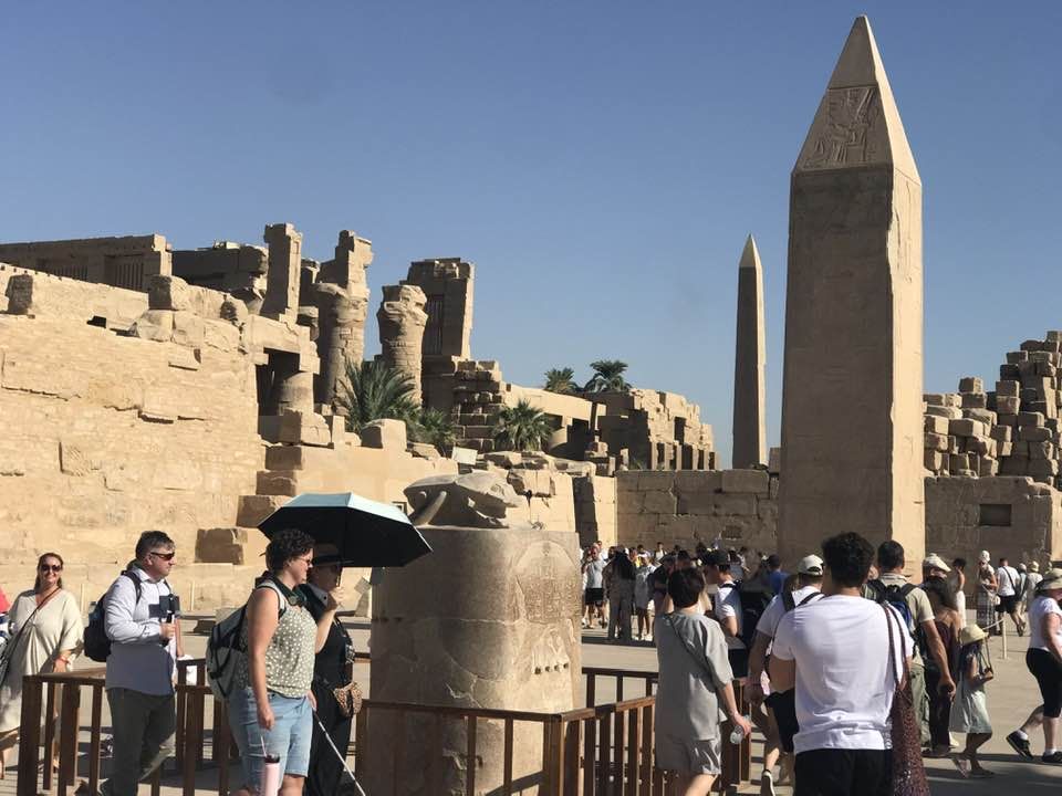 استمتاع السائحين حول الجعران المقدس بالكرنك استمتاع السائحين حول الجعران المقدس بالكرنك