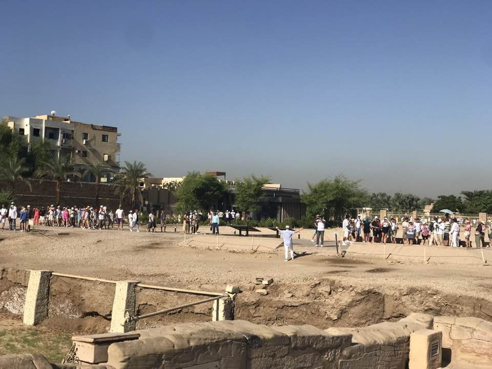 دخول الأفواج السياحية من بوابات معابد الكرنك دخول الأفواج السياحية من بوابات معابد الكرنك